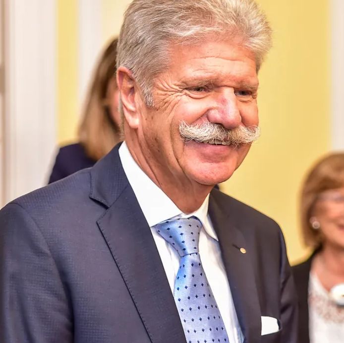 Reinhard Ernst Vermögen; Alter, Größe, Eltern, Ehefrau, Kinder Reinhard Ernst Vermögen; Alter, Größe, Eltern, Ehefrau, Kinder